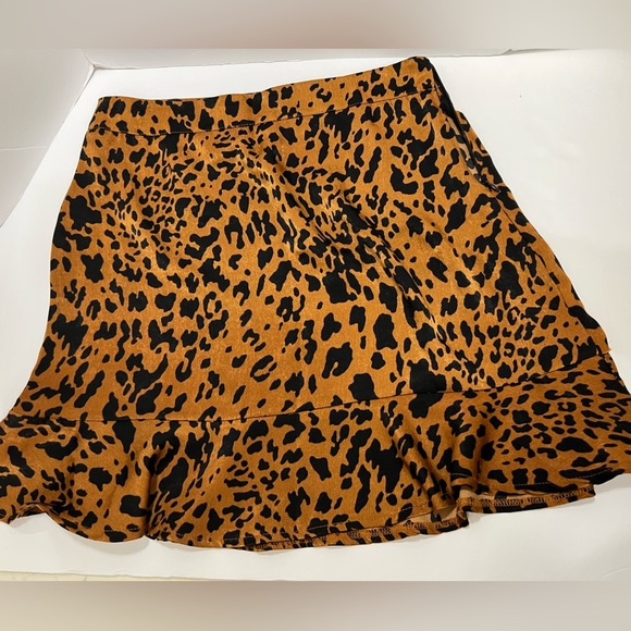 Forever 21 Cheetah skirt size M semi new - Picture 7 of 7